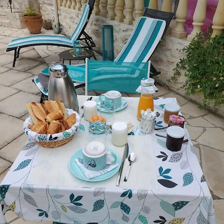 Bed and Breakfast D Hotes A 4 Kms D Uzes 