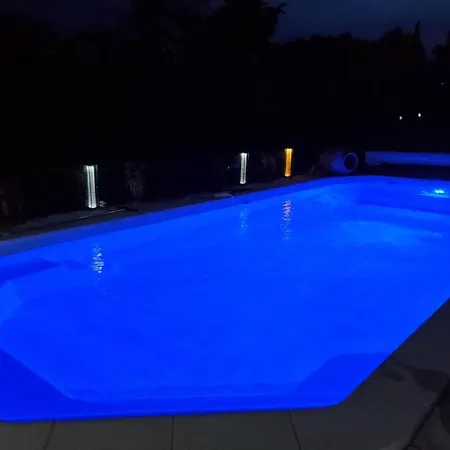 D Hotes à 4 Kms D Uzes  Chez Nadou Couette-café 2*