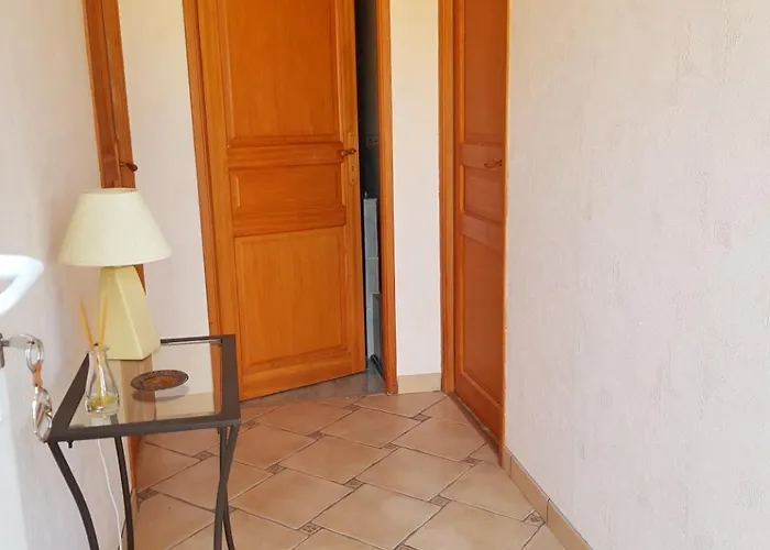 D Hotes à 4 Kms D Uzes  Chez Nadou Couette-café