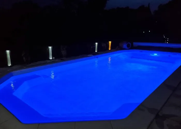 D Hotes à 4 Kms D Uzes  Chez Nadou Couette-café 2*